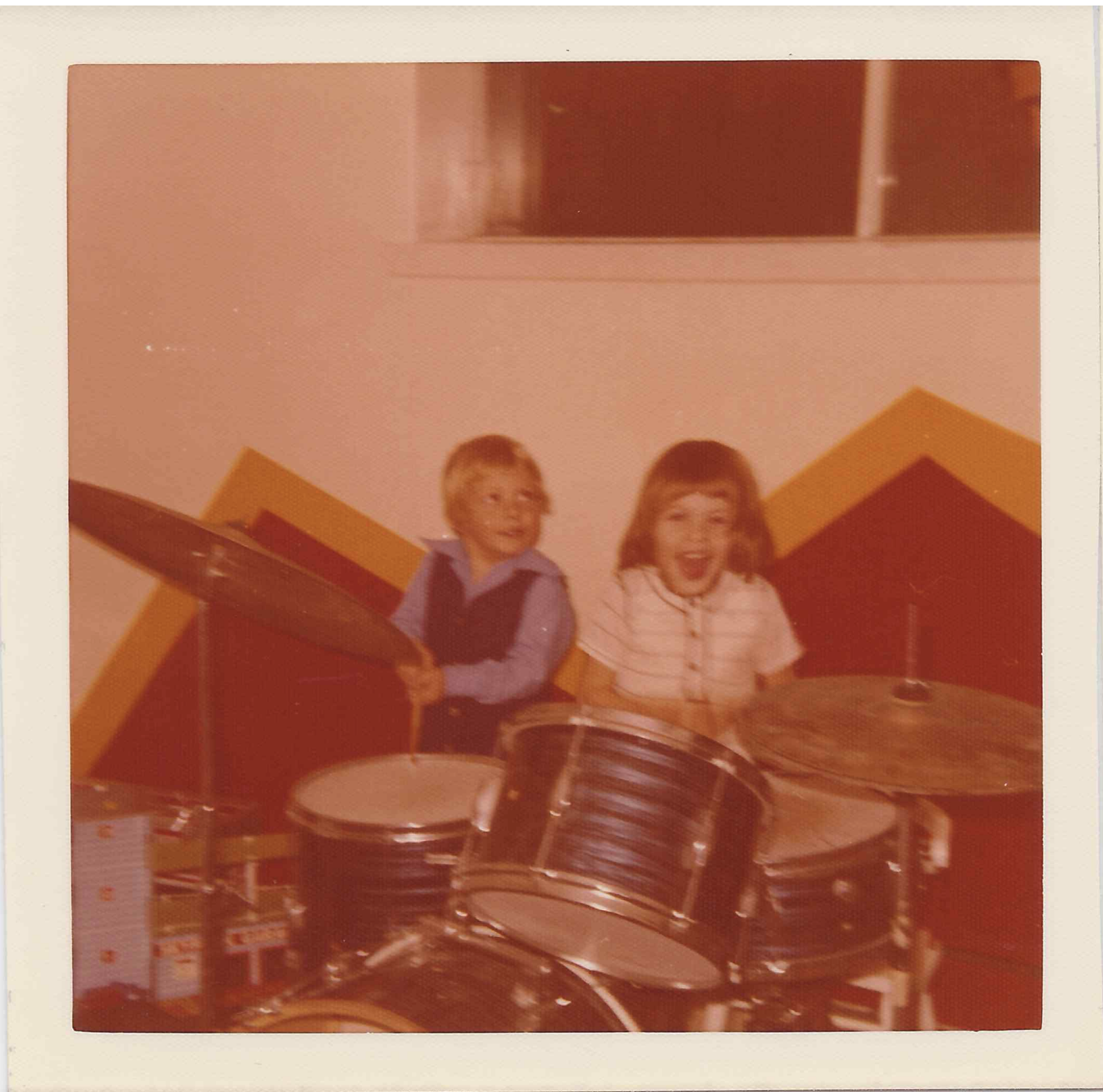 Justin déjà à la batterie à l'age de 5 ans!